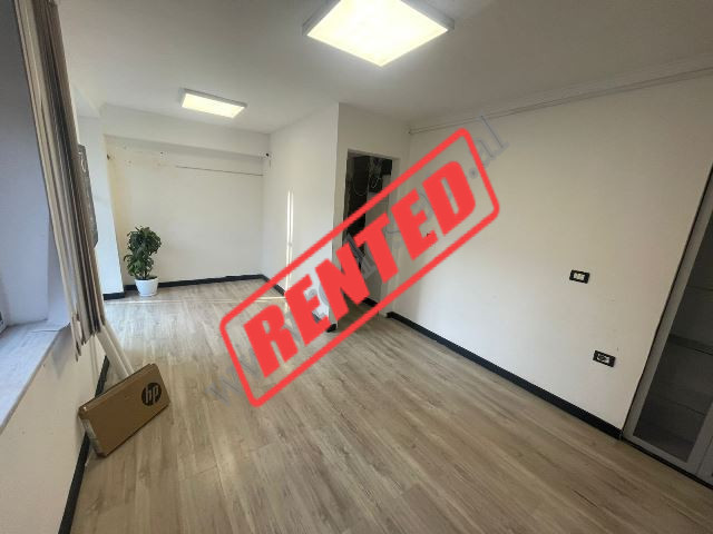 Dyqan me qira ne rrugen e Kavajes ne zonen e 21 Dhjetorit ne Tirane.
Pozicionohet ne katin perdhe t